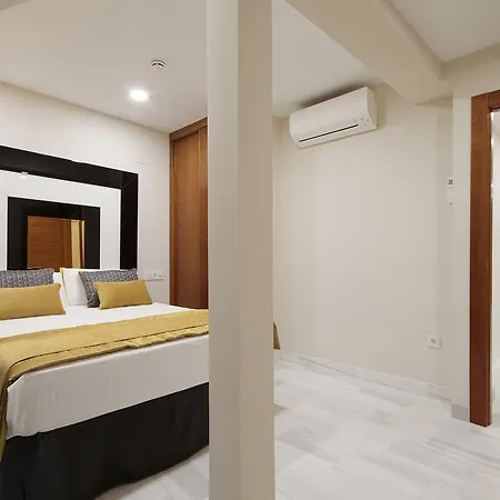 Gran Via Capilla Real Apartment *